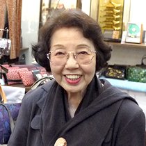 3丁目「河野カバン店」元町シスターズ　河野 照子さん